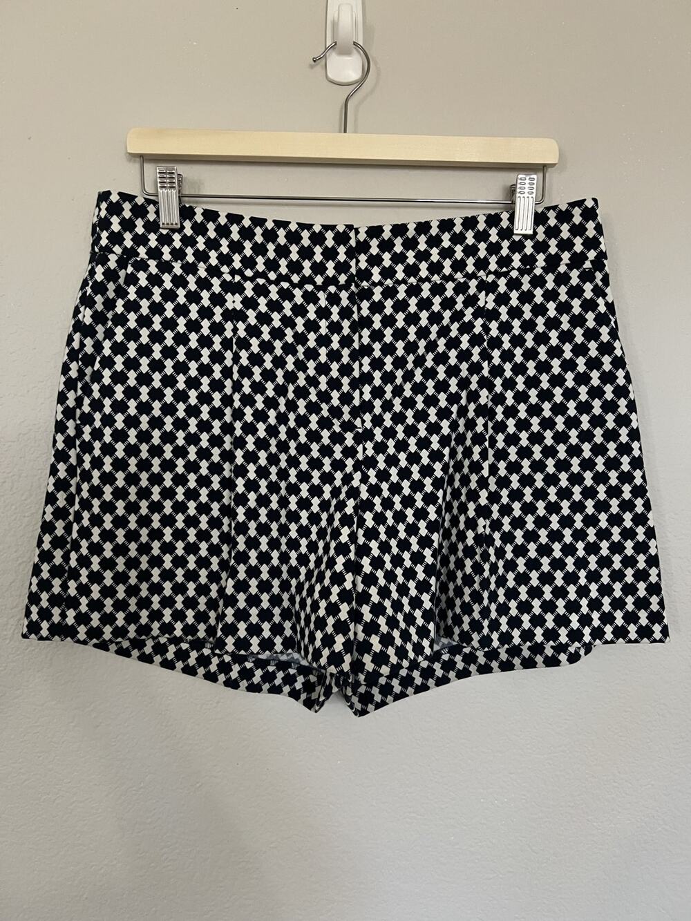 Ann Taylor Shorts Pleat Front Black & White Size 8 Pockets